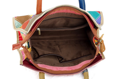 Interior of the bag with cotton lining and organized pockets