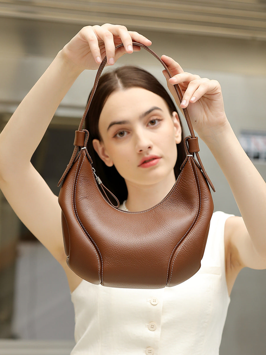 Detachable adjustable strap attachment to bag