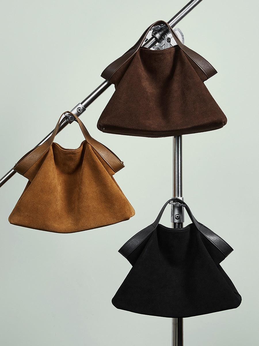 Model carrying the leather tote bag crossbody style for daily wear