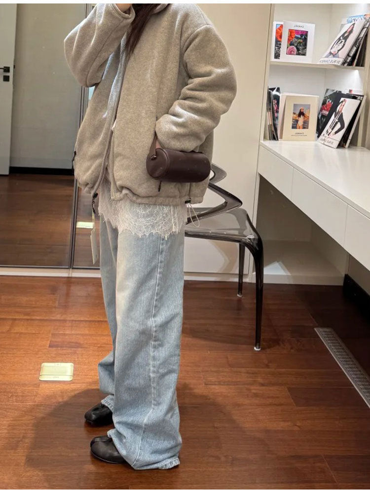 Dark brown cylinder bag worn at the side with a casual look